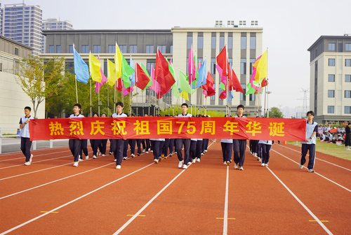 彩旗方隊高舉慶祝75周年華誕