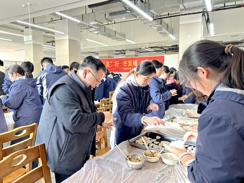 鄭州市第五高級(jí)中學(xué)黨委書記陳峻與學(xué)生一起包餃子