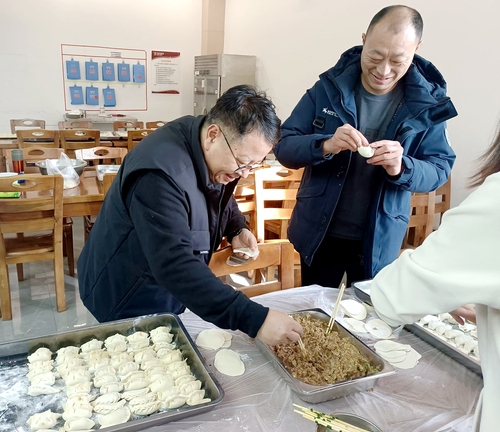 黨委書記陳峻與龐獻(xiàn)章老師包餃子