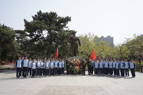 五高師生向雷鋒同志獻(xiàn)花并合影留念2